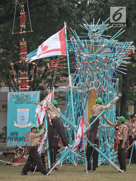 Para peserta pramuka menunjukan keahlianya dalam perayaan HUT ke-57 Pramuka di Lapangan Gajah Mada, Cibubur, Jakarta, Selasa (14/8). Perayaan ke-57 Pramuka kali ini mengangkat tema 'Pramuka Perekat NKRI'. (Liputan6.com/Faizal Fanani)
