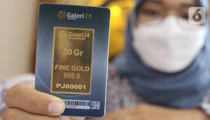 Seorang petugas menunjukkan koleksi emas batangan di Galeri 24 Pegadaian, Jakarta, Jumat (25/3/2022). Harga emas yang dijual PT Aneka Tambang Tbk (ANTM) atau emas Antam kembali naik. Hari ini harga emas Antam naik Rp 6.000 menjadi Rp 1 juta per gram, pada 25 Maret 2022. (Liputan6.com/Angga Yuniar)