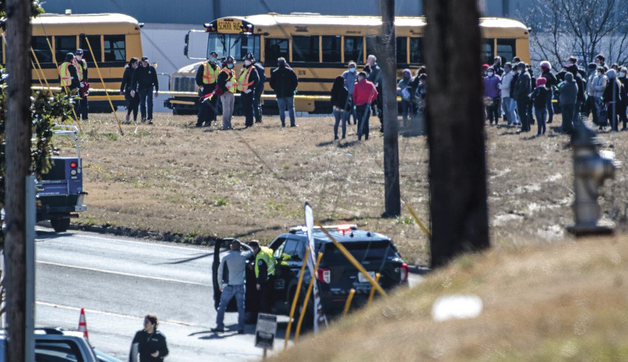 Karyawan berkumpul menyusul kebocoran nitrogen cair yang menewaskan enam orang di luar situs Foundation Food Group di Gainesville, Ga., Kamis (28/1/2021). Insiden ini terjadi di sebuah pabrik yang melakukan penjagalan pengolahan hingga pengemasan unggas. (AP Photo / John Bazemore)
