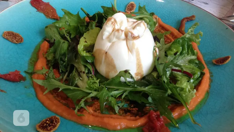 Burrata Salad with Red Pesto Dressing