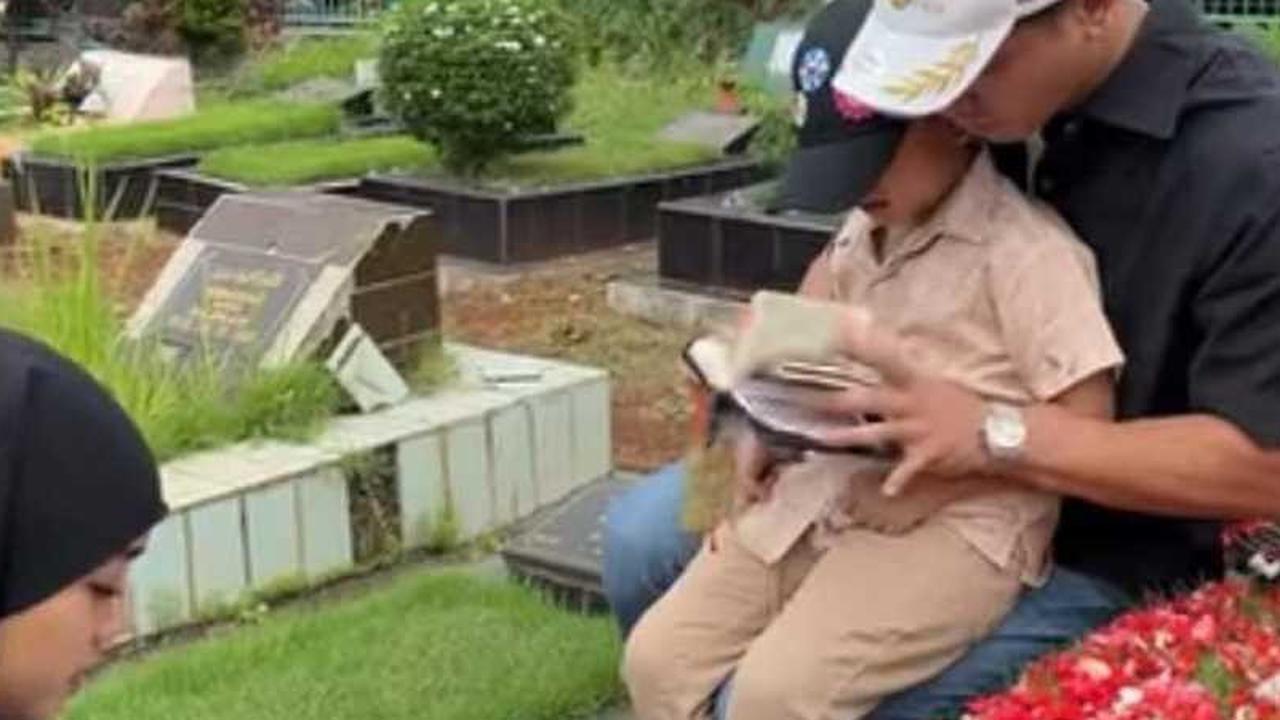 Potret Fuji & Fadly Faisal Ajak Gala Sky Ziarah Kubur ke Makam Orangtua di Hari Ultah Vanessa Angel
