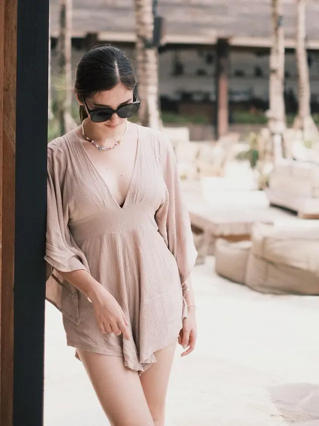 Ranty Maria memesona kala di pantai (Instagram/rantymaria)