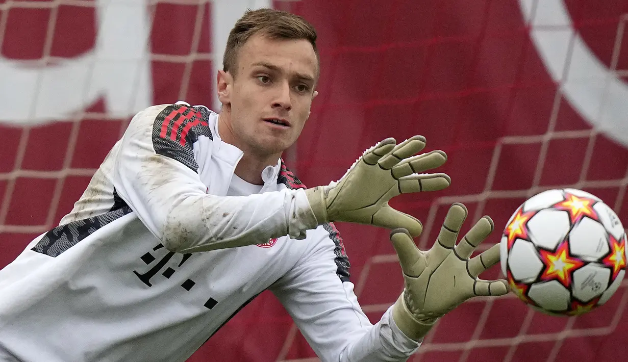 Kiper Bayern Munchen, Christian Fruechtl menangkap bola selama sesi latihan di Munich, Jerman, Senin (1/11/2021). Bayern Munchen akan meladeni Benfica pada matchday 4 Grup E Liga Champions 2021/22, Rabu (3/11) dini hari WIB. (AP Photo/Matthias Schrader)