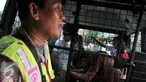 Tujuh warga yang diduga bandar narkoba dan terlibat dalam pengeroyokan digelandang petugas Kepolisian Polres Metro Jaktim untuk dilakukan pemeriksaan lebih lanjut, Kamis (21/1). (Liputan6.com/Yoppy Renato)