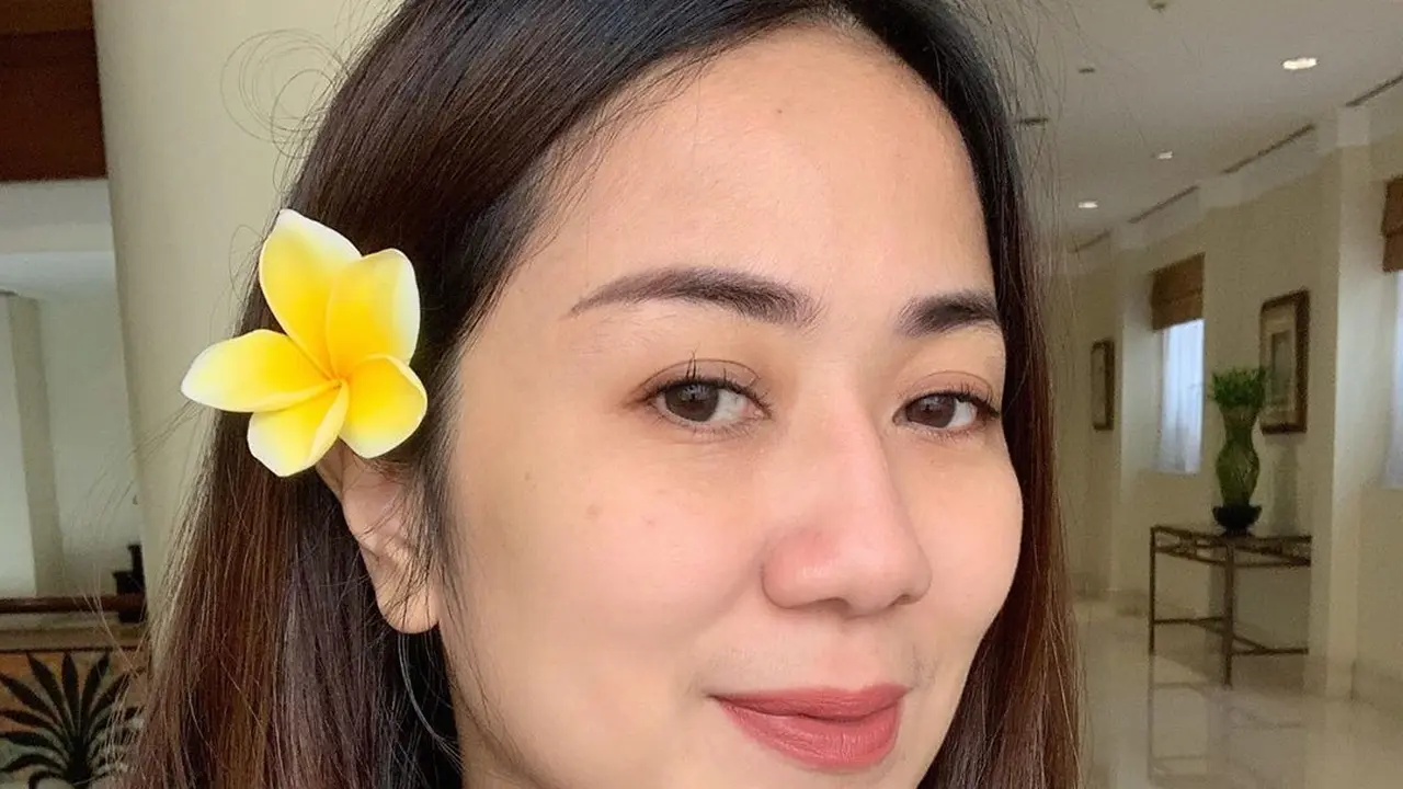 6 Potret Tante Ernie, Selebgram Pemersatu Bangsa yang Trending di Media Sosial