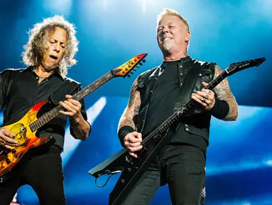 Gitaris Metallica Kirk Hammett (kiri) dan Vokalis James Hetfield saat tampil di Festival d'ete de Quebec di Quebec City, Kanada (14/7). Ribuan penonton terhibur dengan aksi panggung band metal tersebut. (Photo by Amy Harris/Invision/AP)
