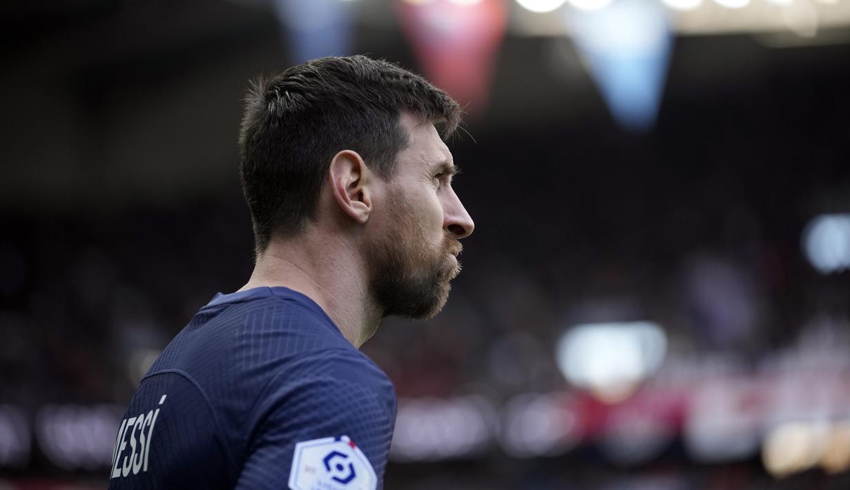 Pemain Paris Saint-Germain (PSG), Lionel Messi, tampak kecewa setelah ditaklukkan Stade Rennes pada laga Liga Prancis di Stadion Parc des Princes, Minggu (19/3/2023). (AP Photo/Christophe Ena)