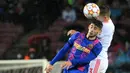 Barcelona hampir membuka keunggulan pada menit ke-42 lewat Yusuf Demir. Sayangnya, tembakan melengkungnya masih membentur tiang gawang. Skor imbang 0-0 tak berubah hingga waktu turun minum. (AFP/ Lluis Gene)