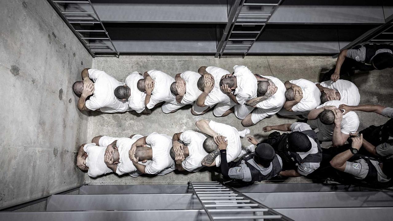 FOTO: Super Ketat Kemanan saat Deportasi 250 Imigran Terduga Anggota Geng Kriminal ke Penjara CECOT El Salvador