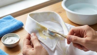 10 Cara Menghilangkan Noda Keringat di Kerah Baju, Tak Perlu Dikucek Berlebihan