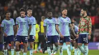 Pemain Arsenal terlihat kecewa setelah kalah 0-2 dari Bournemouth di Vitality Stadium, Sabtu (19/10/2024). (AP Photo/Kin Cheung)