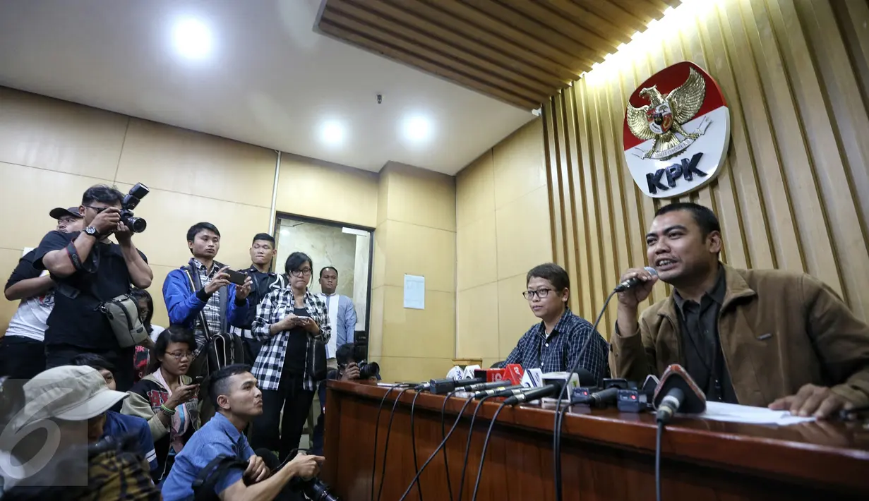 Kabag Informasi dan Pemberitaan KPK Priharsa Nugraha (kanan) memberikan keterangan pers, Jakarta, Sabtu (13/2). 3 dari enam orang yang terjaring OTT ditetapkan sebagai tersangka suap penundaan pengiriman salinan putusan kasasi.(Liputan6.com/Faizal Fanani)