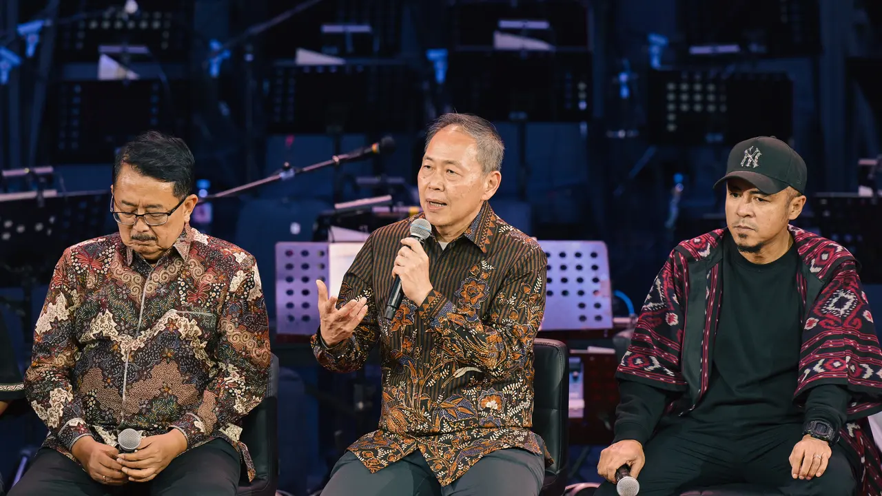 Antonius Widodo Mulyono, F. Aming Santoso, dan Rusmedie Agus (kiri-kanan)  dalam konferensi pers Pagelaran Sabang Merauke 2026 di Indonesia Arena, Senayan, Jakarta, Jumat (21/8/2026). (dok Pagelaran Sabang Merauke)