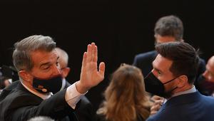 Joan Laporta saat menyapa Lionel Messi di acara pelantikannya menjadi presiden Barcelona (AFP)