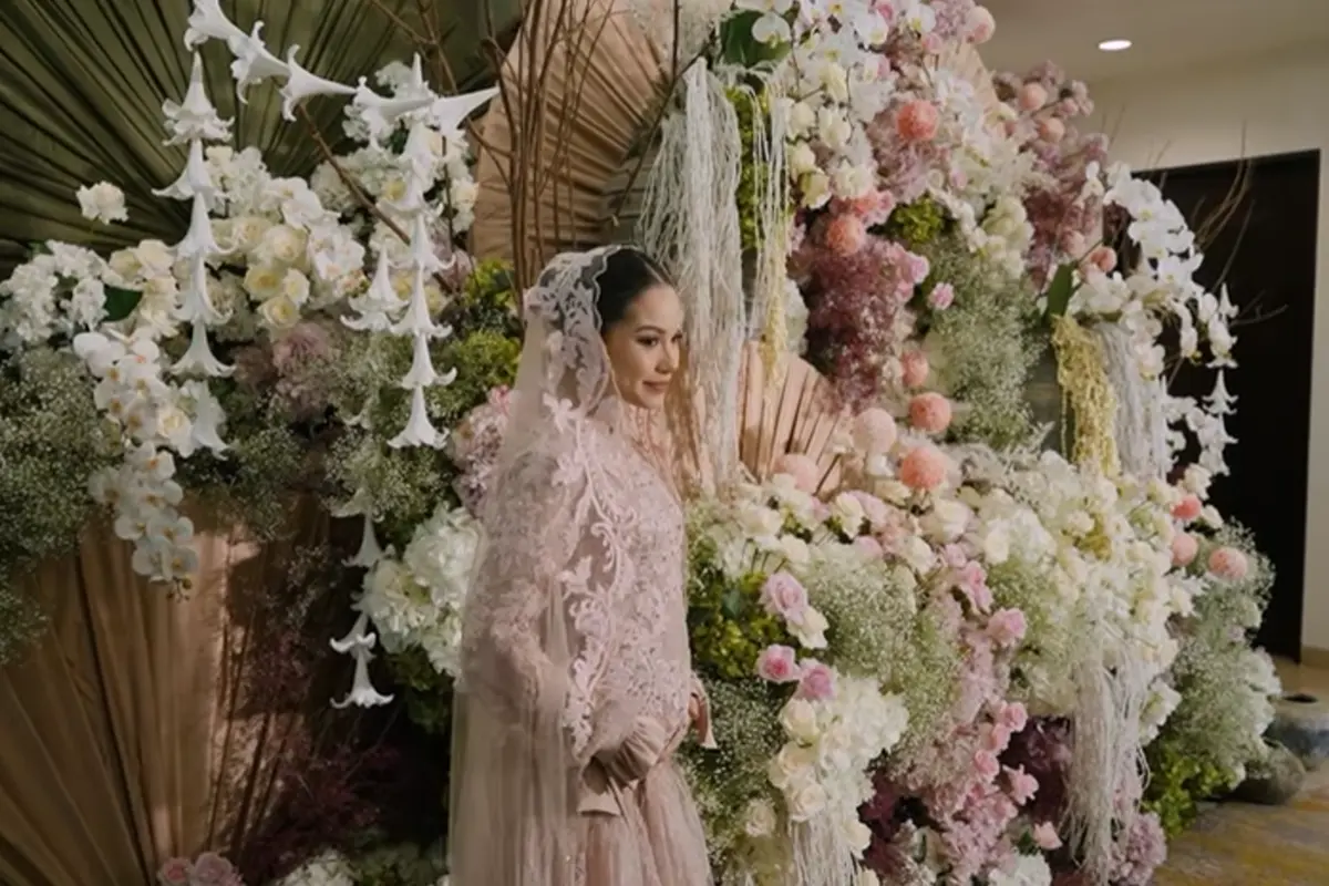 Potret Alyssa Daguise dengan Gaun Kebaya Modern di Pengajian 4 Bulan Kehamilan (Foto: Dok. Alyssa Daguise)