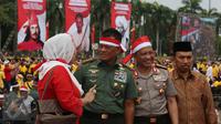 Panglima TNI, Jenderal Gatot Nurmantyo (kedua kiri) bersama Kapolri, Jenderal Tito Karnavian (kedua kanan) menghadiri kegiatan Silaturahmi Nusantara Bersatu, di Monas, Jakarta, Rabu (30/11). (Liputan6.com/Johan Tallo)