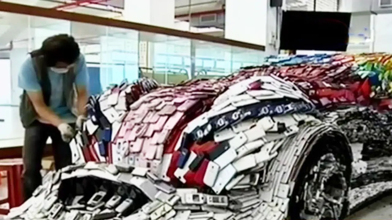 Vidio : Keren, Seniman Taiwan Buat Mobil Balap dari Ponsel Bekas