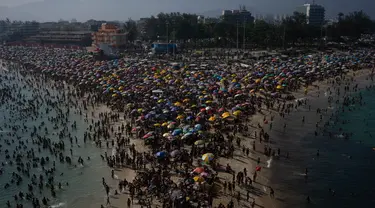 Para penjemur menikmati pantai Macumba, di zona barat Rio de Janeiro, pada 24 September 2023. (Tercio Teixeira/AFP)