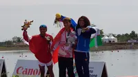 Atlet Indonesia, Riska Andriyani, meraih medali perak dari kano tunggal putri 200 meter Asian Games 2018, di Palembang, Sabtu (1/9/2018). (Bola.com/Riskha Prasetya)