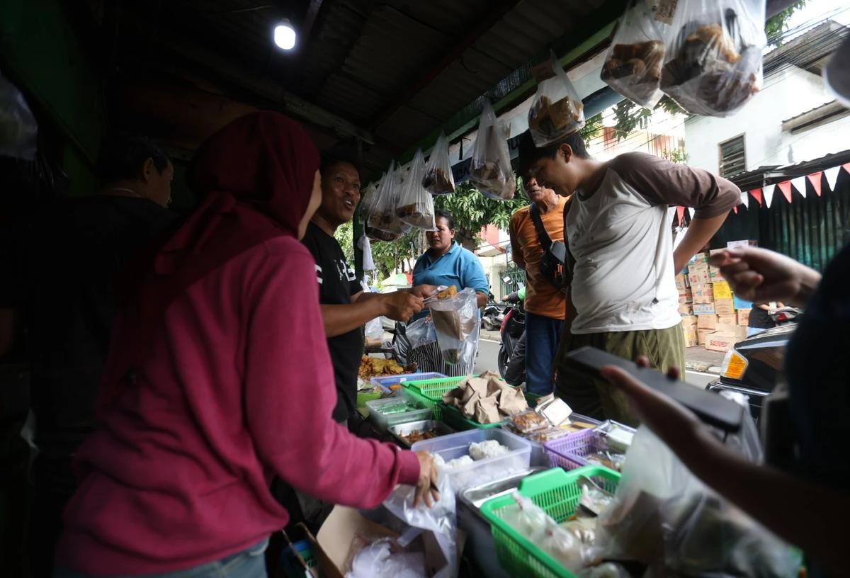 FOTO: Ramai Warga Kwitang Berburu Takjil di Hari Keenam Ramadan 1447 H