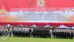 Anggota kepolisian berbaris mengikuti upacara HUT Bhayangkara Polri ke-70 di Lapangan Bhayangkara Mabes Polri, Jakarta, Jumat (1/7). Upacara HUT Bhayangkara ini dipimpin Kapolri Jenderal Pol Badrodin Haiti. (Liputan6.com/Helmi Afandi) 