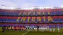 Sebuah mosaik bertuliskan ‘Infinit Iniesta’ dibentuk suporter Barcelona pada laga penutup La Liga Spanyol melawan Real Sociedad di Camp Nou, Minggu (20/5). Andres Iniesta resmi meninggalkan Barcelona setelah 22 tahun berkarier di sana (AP/Manu Fernandez)