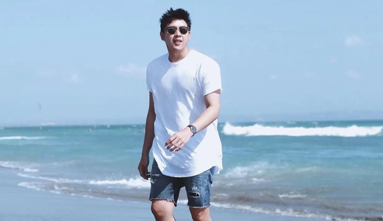 <p>Ini dia salah satu potret OOTD Adhyra Yudhi, pria yang diumumkan sebegai salah satu personel baru di grup musik Yovie &amp; Nuno saat memakai celana pendek. (Foto: instagram.com/@adhyrayudhi)</p>