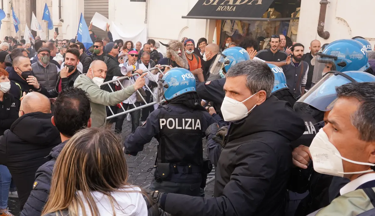Demonstran bentrok dengan polisi Italia saat aksi protes oleh pemilik Restoran dan toko di luar lower Chamber di Roma, Selasa (6/4/202). Demonstran menuntut pembukaan kembali bisnis mereka dan memprotes tindakan pembatasan untuk mengatasi lonjakan kasus COVID-19. (AP Photo/Andrew Medichini)