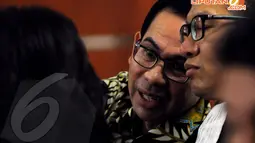 Tubagus Chaeri Wardhana alias Wawan tampak berdiskusi dengan penasehat hukumnya (Liputan6.com/Faisal R Syam).