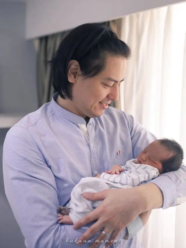 6 Momen Roger Danuarta Momong Baby Shaquille, Penuh Kehangatan