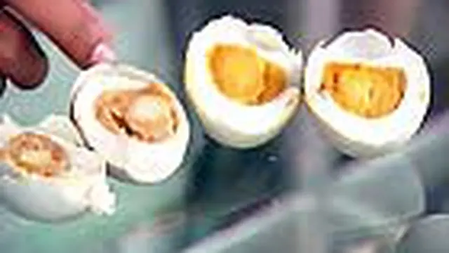 Bila bepergian ke daerah Brebes, Jateng, jangan lupa membeli telur asin sebagai oleh-oleh. Dari yang rebus hingga panggang. Mau yang pangon atau ternakan.