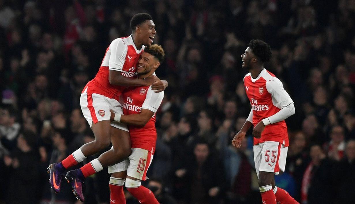 Pemain Arsenal merayakan gol yang dicetak Alex Oxlade-Chamberlain ke gawang Reading dalam laga 16 besar Piala Liga Inggris di Stadion Emirates, Rabu (26/10/2016) dini hari WIB. (Action Images via Reuters/Tony O'Brien)