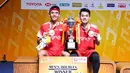 Duet ganda putra Indonesia, Leo Rolly Carnando/Bagas Maulana berpose dengan piala usai berhasil menjuarai Thailand Masters 2026 di Stadion Nimibutr, Bangkok, Thailand, Minggu (1/2/2026) siang WIB. (Dok. PBSI)