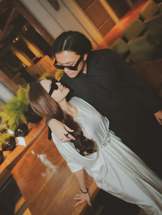 Postingan ini sontak langsung dibanjiri komentar dari netizen. Banyak yang menantikan kabar gembira dari keduanya.