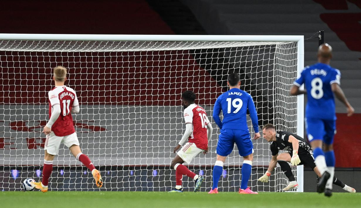 Kiper Arsenal, Bernd Leno (kedua dari kanan) gagal menangkap bola yang berbuah gol bunuh diri hasil tendangan striker Everton, Richarlison dalam laga lanjutan Liga Inggris 2020/2021 pekan ke-33 di Emirates Stadium, London, Jumat (23/4/2021). Arsenal kalah 0-1 dari Everton. (AFP/Michael Regan/Pool)