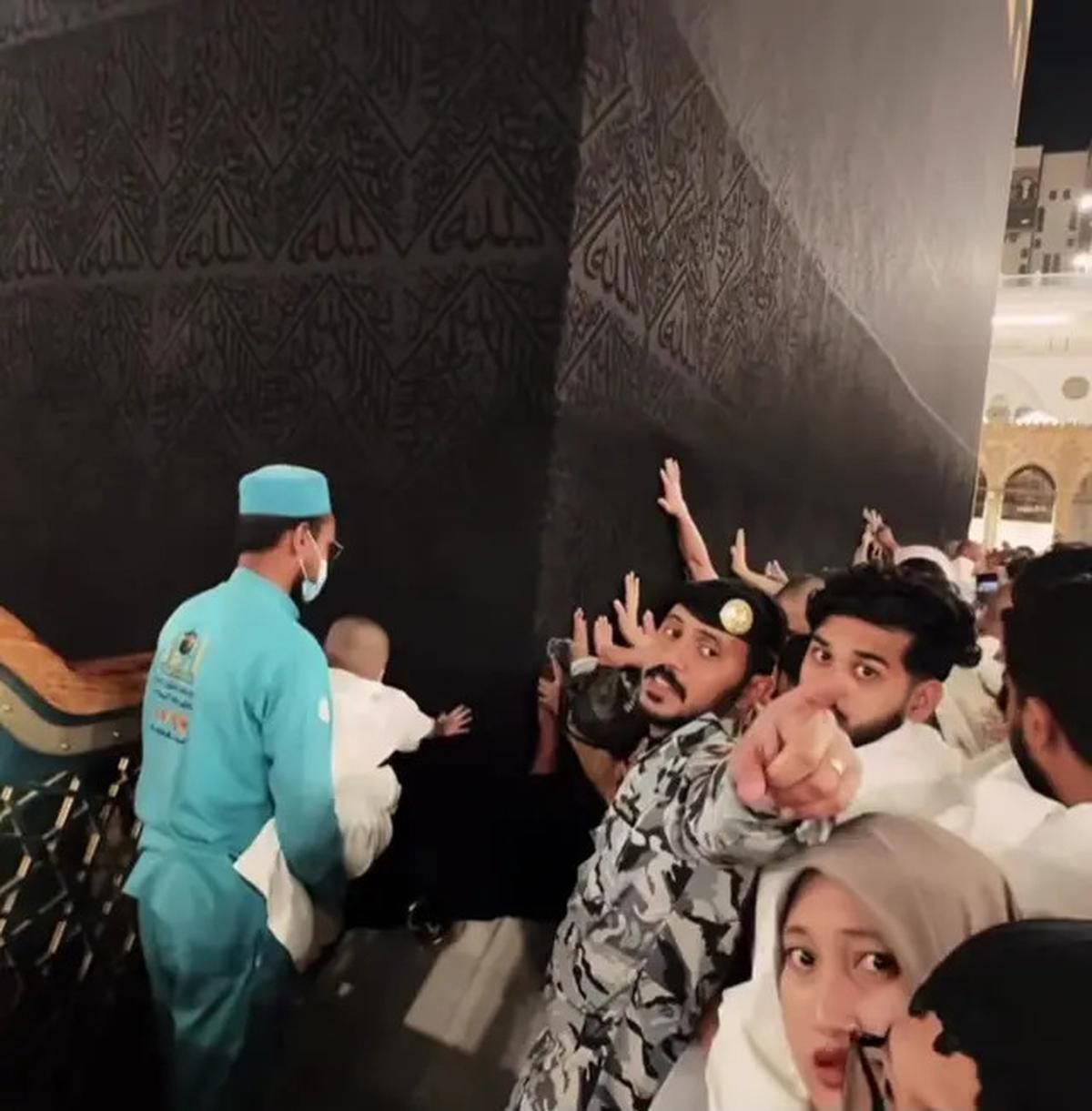 7 Momen Kaba Anak Rey Mbayang Cium Ka'bah, Digendong Petugas
