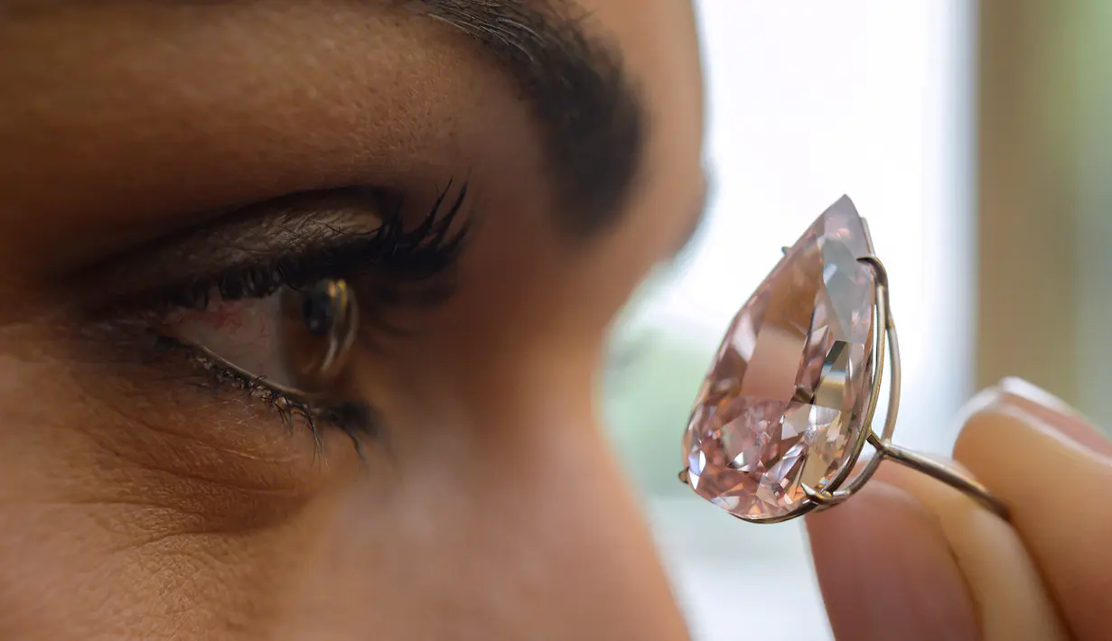 Berlian pink Fancy Vivid diperlihatkan saat jumpa pers di rumah lelang Sotheby di Jenewa, Swiss, Senin (9/5). Berlian ini rencananya akan dilelang di Magnificent Jewels dan Noble Jewels di Jenewa pada 17 Mei mendatang. (AFP Photo/Fabrice Coffrini)