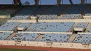 Kondisi tribun Stadion Camille Chamoun Sports City yang menjadi tuan rumah Pan-Arab Games 1997, Piala AFC 2000, dan Jeux de la Francophonie 2009, di Beirut, pada 8 Oktober 2021. Stadion itu kini menjadi arena yang terbengkalai saat Lebanon berjuang melawan krisis keuangan. (ANWAR AMRO/AFP)