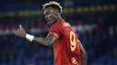 Tammy Abraham - Pemain jebolan akademi Chelsea ini terpaksa meninggalkan Stamford Bridge dan bergabung dengan AS Roma usai The Blues memulangkan Romelu Lukaku. Di klub Serie A itu sang pemain menjelma menjadi striker ganas dengan torehan 18 gol. (AFP/Filippo Monteforte)