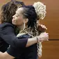 Philana Holmes (kanan) memeluk pengacaranya setelah juri menyetujui ganti rugi sebesar USD 800 ribu dari McDonald's akibat perkara nugget. Dok: Amy Beth Bennett/South Florida Sun-Sentinel/via AP