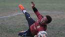 Kiper Persib, Made Wirawan menepis bola saat latihan jelang semi final Piala Presiden melawan Mitra Kukar di Stadion Aji Imbut, Tenggarong, Kaltim, Sabtu (3/10/2015). (Bola.com/Vitalis Yogi Trisna)