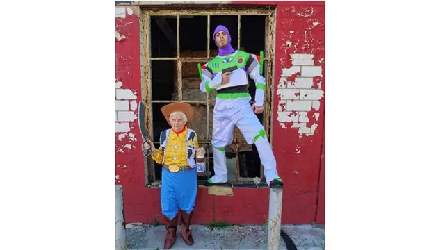 Saat mengenakan kostum seperti film Toy Story, keduanya terlihat menggemaskan.