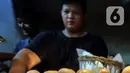 Penjual memilih telur ayam ras yang dijual di Pasar Kebayoran Lama, Jakarta, Minggu (5/3/2023). Komoditas yang mengalami kenaikan kebutuhan pangan antara lain telur ayam naik 6,77 persen atau sebesar 715 ton, daging sapi naik 5,13 persen atau sebesar 368 ton. (Liputan6.com/Johan Tallo)