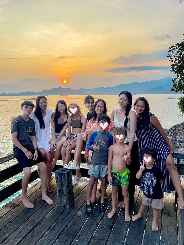 7 Potret Luna Maya Liburan Awal Tahun di Pantai, Wajahnya Jadi Sorotan