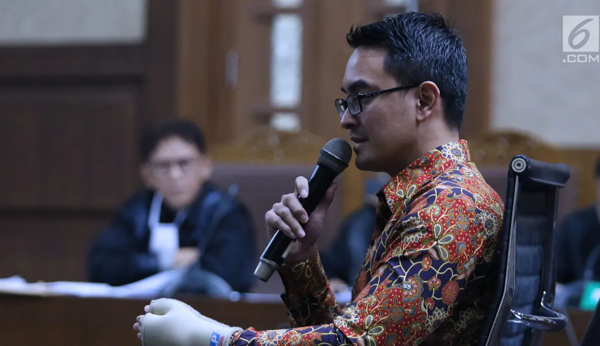 Gubernur nonaktif Jambi, Zumi Zola memberi keterangan pada sidang lanjutan dugaan suap dan gratifikasi di Pengadilan Tipikor, Jakarta, Senin (29/10). Sidang mendengar keterangan terdakwa, Zumi Zola. (Liputan6.com/Helmi Fithriansyah)
