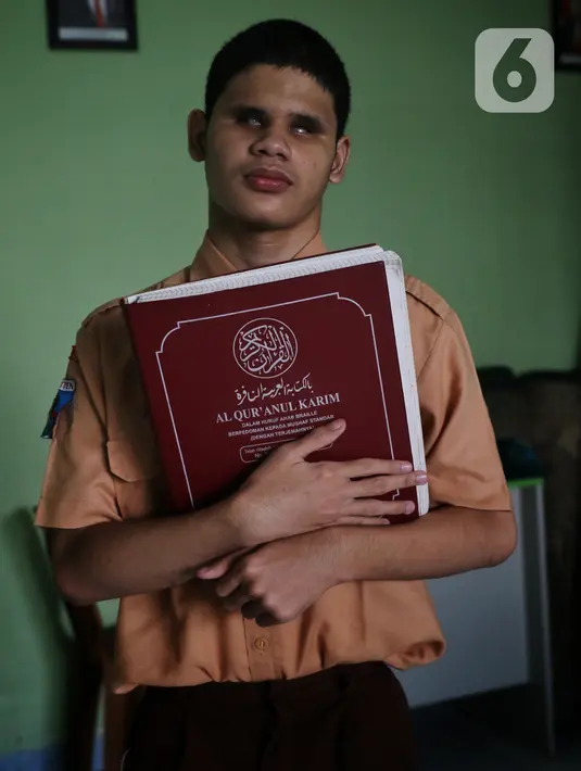 Pelajar penyandang tuna netra usai Tadarus Al Quran braille di Yayasan Tunanetra Raudlatul Makmufin Serpong, Tangerang Selatan, Banten, Rabu (28/4/2021). Selama bulan suci Ramadhan, Yayasan Tunanetra Raudlatul Makmufin mewajibkan pelajar untuk mengkhatamkan Alquran. (Liputan6.com/Angga Yuniar)