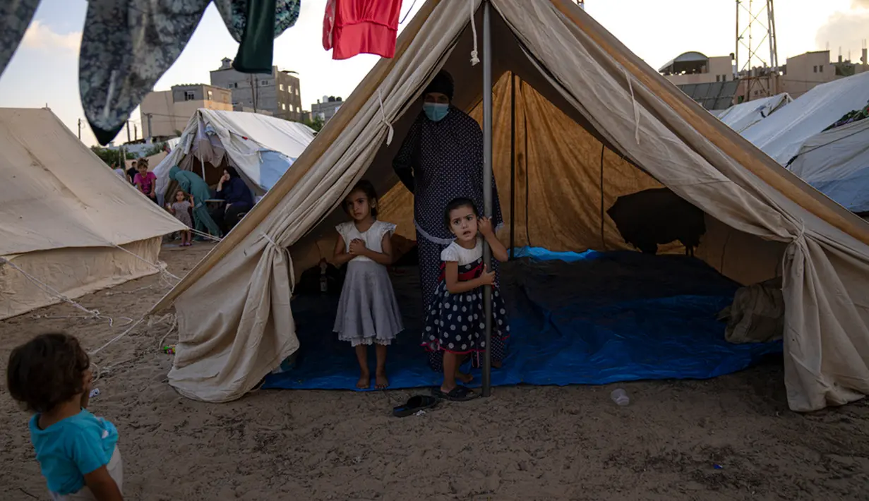 Setiap ruang, setiap gang, setiap jalan dipenuhi oleh warga Palestina yang mengungsi. Bagi mereka, tak ada tempat lain selain di sana. (AP Photo/Ashraf Amra)