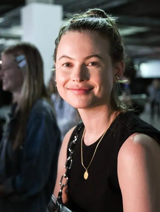 Model Victoria's Secret, Behati Prinsloo bersiap di belakang panggung sebelum tampil pada fashion show di New York, 3 Juni 2018. Wanita 30 tahun tersebut menjadi salah satu model di fashion show Alexander Wang. (AFP PHOTO/ANGELA WEISS)