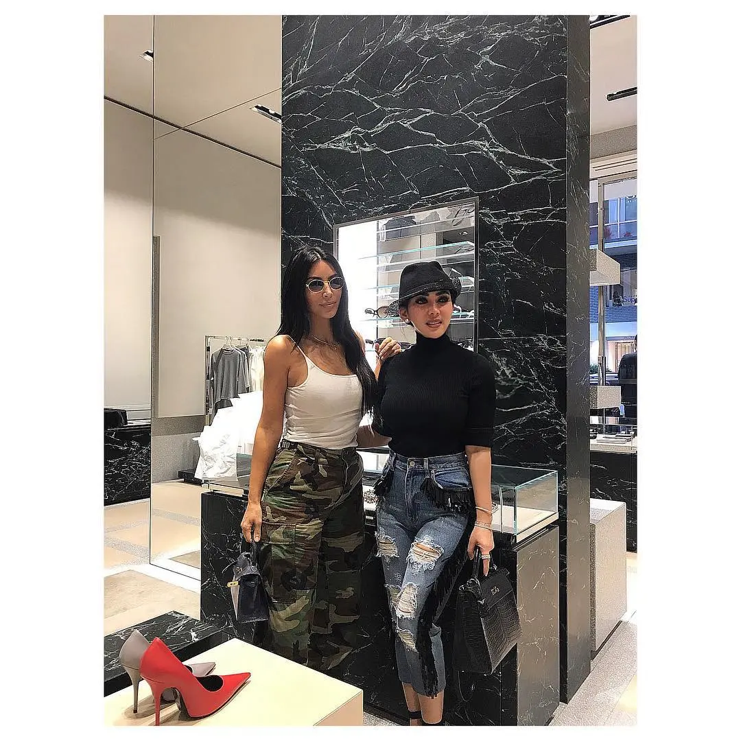 Perbedaan gaya Syahrini dan Kim Kadarshian ketika bertemu di Jepang. (sumber foto: @princessyahrini/instagram)