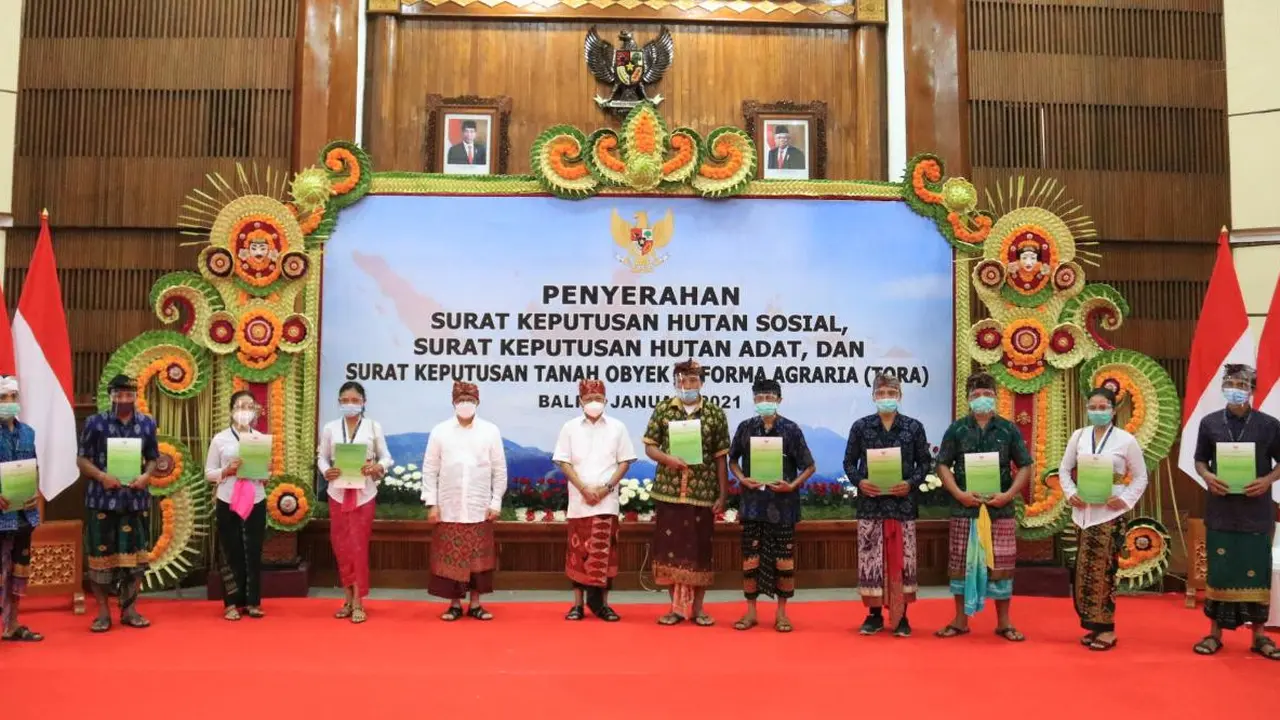 Para Penerima SK Hutan Sosial dan Hutan Adat Bersama Gubernur Bali, Wayan Koster